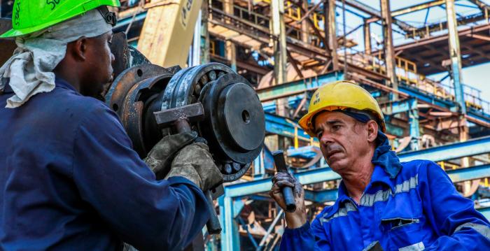 Mantenimiento por parte de la empresa EMCE a la central eléctrica Che Guevara en Santa Cruz del Norte