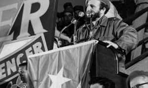 Fidel en la clausura de la Primera Plenaria Nacional del Inder.i Al pie de la tribuna, José Llanusa, entonces titular del organismo deportivo.