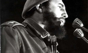 Fidel habla a los milicianos que se concentran junato al pueblo en el Palacio presidencial luego de permanecer movilizados desde el mes de diciembre.
Fide0584