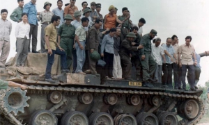 Visita de Fidel Castro a Vietnam- 1973-Sobre uno de los tanques norteamericanos capturados.
Publicada: 14/09/2013
Fid20484