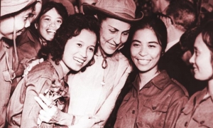 Celia Sánchez con guerrilleras vietnamitas.
Archivo Celia Sánchez: sobre No.4, 13-1-1980
Celi0102