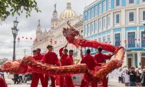 Primera feria organizada en la capital cubana para saludar el Año Nuevo Lunar chino. Acto de apertura. Danza del dragón.