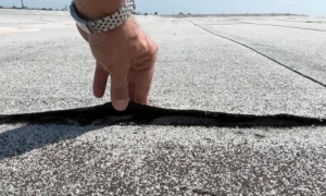 Los defectos en la impermeabilización de la Sala Polivalente 19 de Noviembre se ven a simple vista. FOTO DEL AUTOR