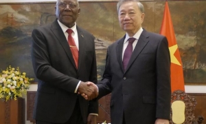 Valdés Mesa refirió que la victoria del 30 de abril de 1975 constituyó un triunfo de la justicia y la conciencia.